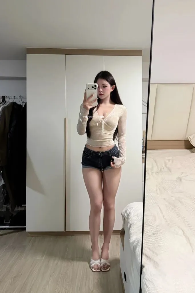 Ảnh cô gái có thân hình đẫy đà khoe dáng