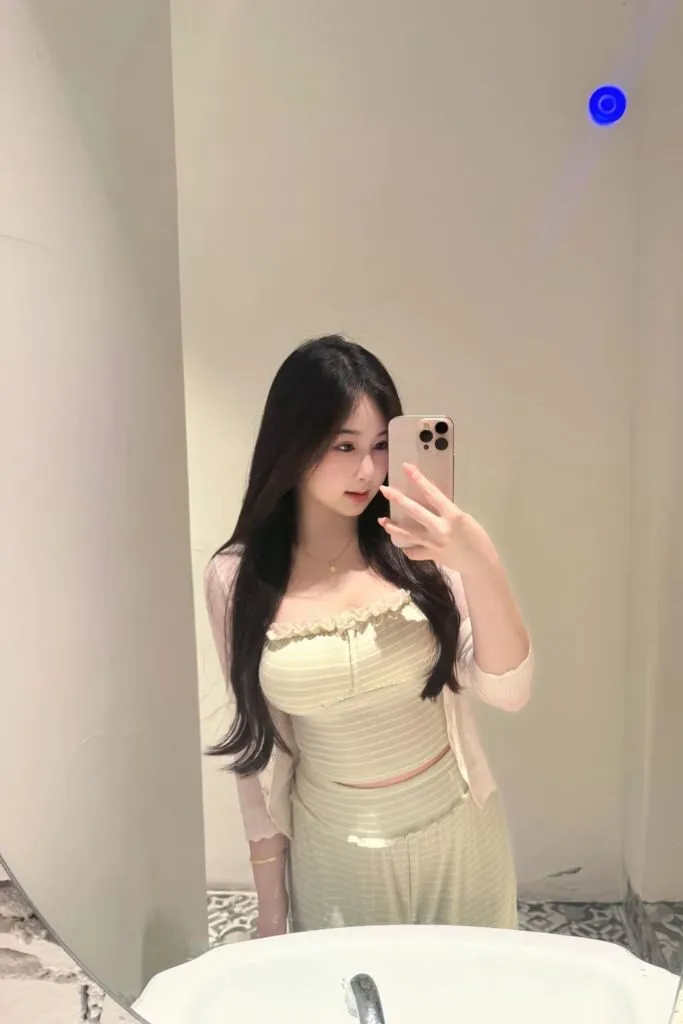 Ảnh cô gái xinh đẹp tự sướng trước gương