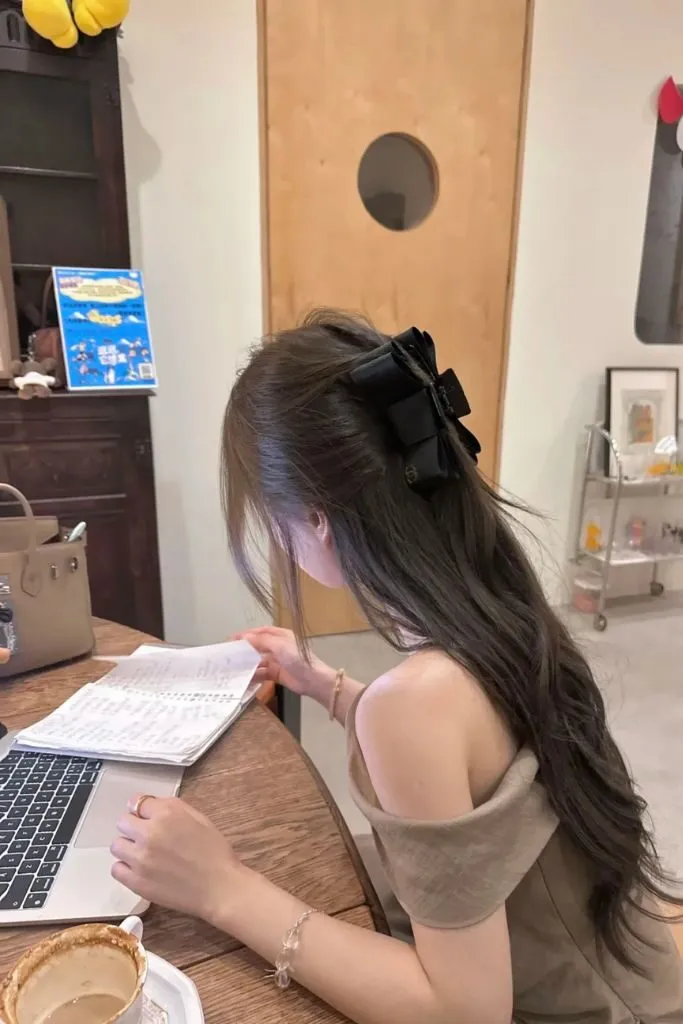 Ảnh gái xinh mang áo trễ vai cá tính