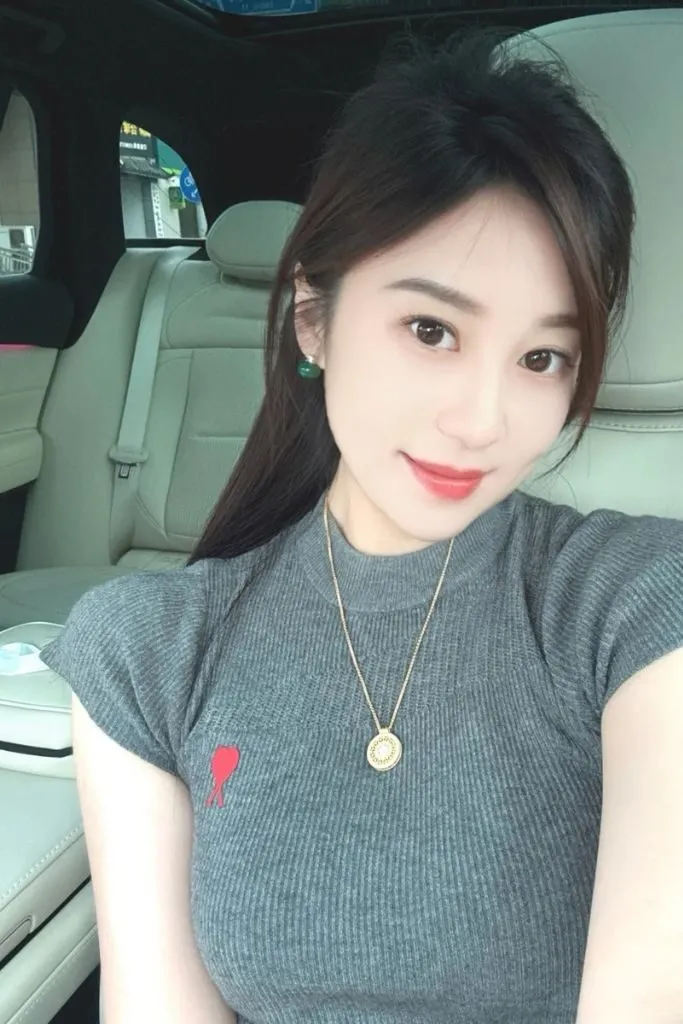 Ảnh gái xinh ngực to quyến rũ mọi ánh nhìn