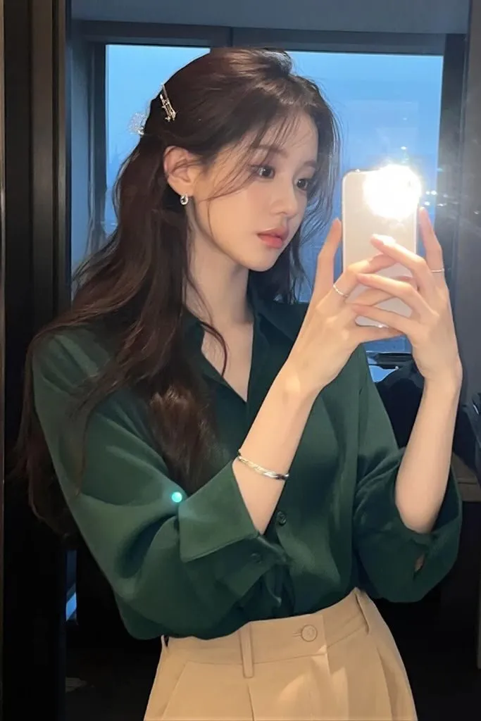 Ảnh gái cute ăn mặc thanh lịch tự sướng trước gương