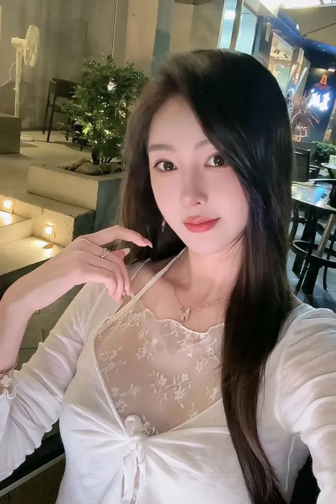 Ảnh gái cute sở hữu làn da mịn màng và sáng bóng