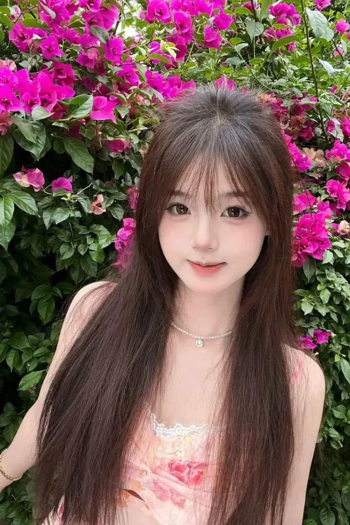 Ảnh gái cute có mái tóc suôn mượt và nụ cười tự tin