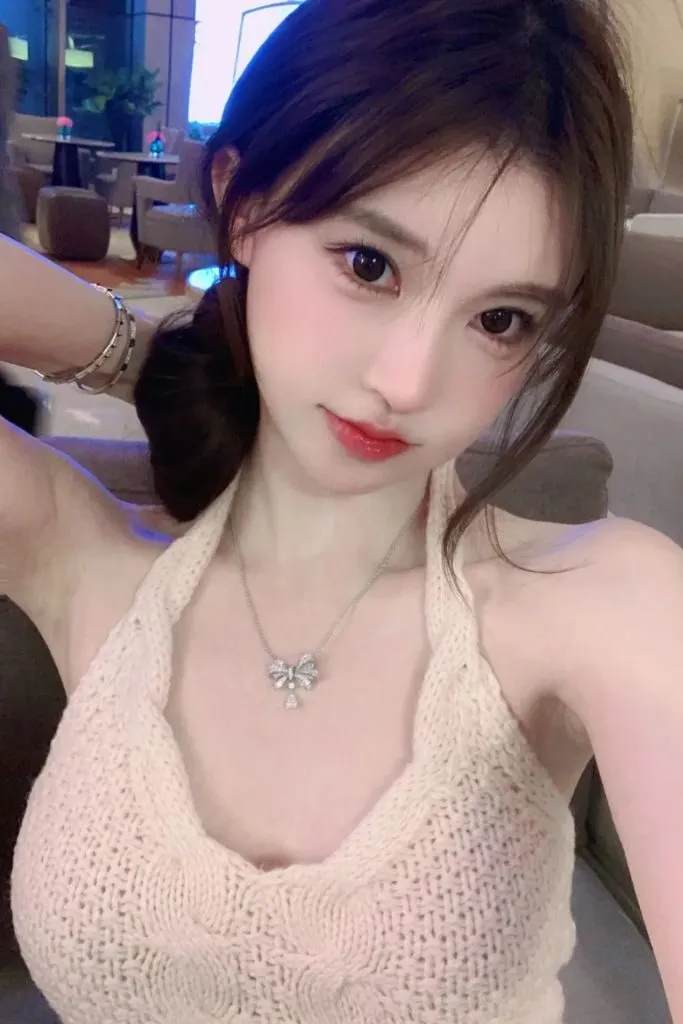 Ảnh gái cute rạng rỡ có đôi mắt biếc