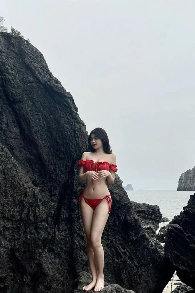Ảnh gái mặc bikini đỏ cuốn hút, rạo rực người xem