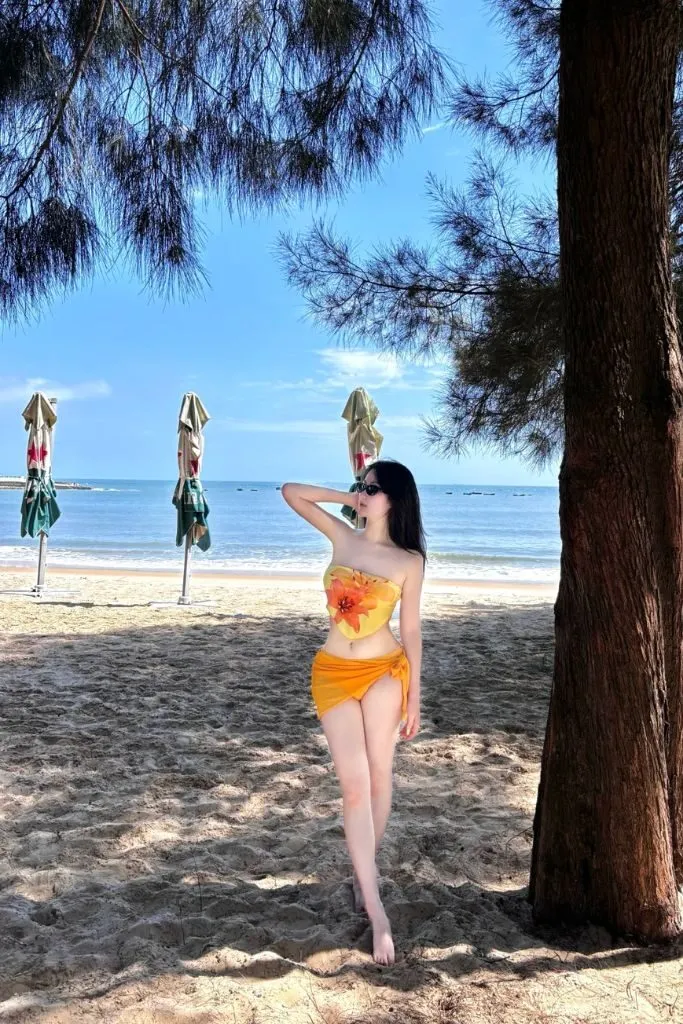 Ảnh gái mặc bikini rực rỡ bên bờ biển