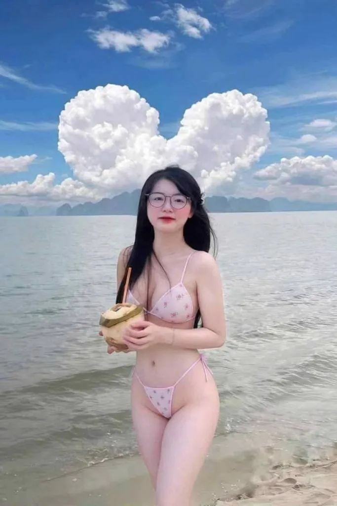 Ảnh gái mặc bikini thân hình đầy đặn, đeo kính dễ thương