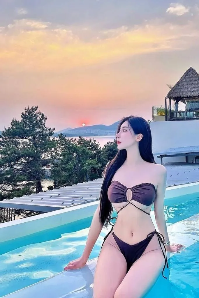 Ảnh gái mặc bikini gợi cảm bên hồ bơi
