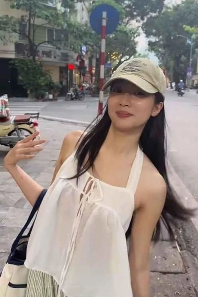 Ảnh gái xinh khoe nụ cười đẹp dưới phố