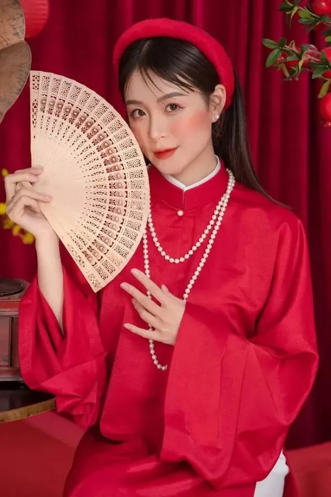 Ảnh gái xinh thướt tha trong tà áo dài đỏ truyền thống