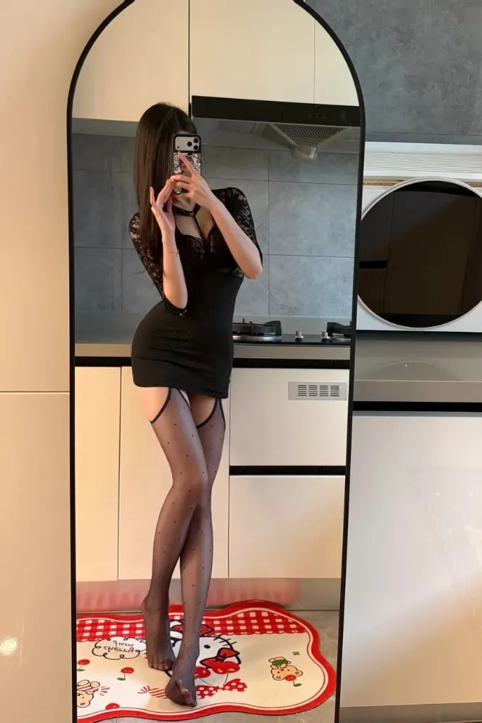 Ảnh gái sexy tự tin khoe dáng đẹp trước gương
