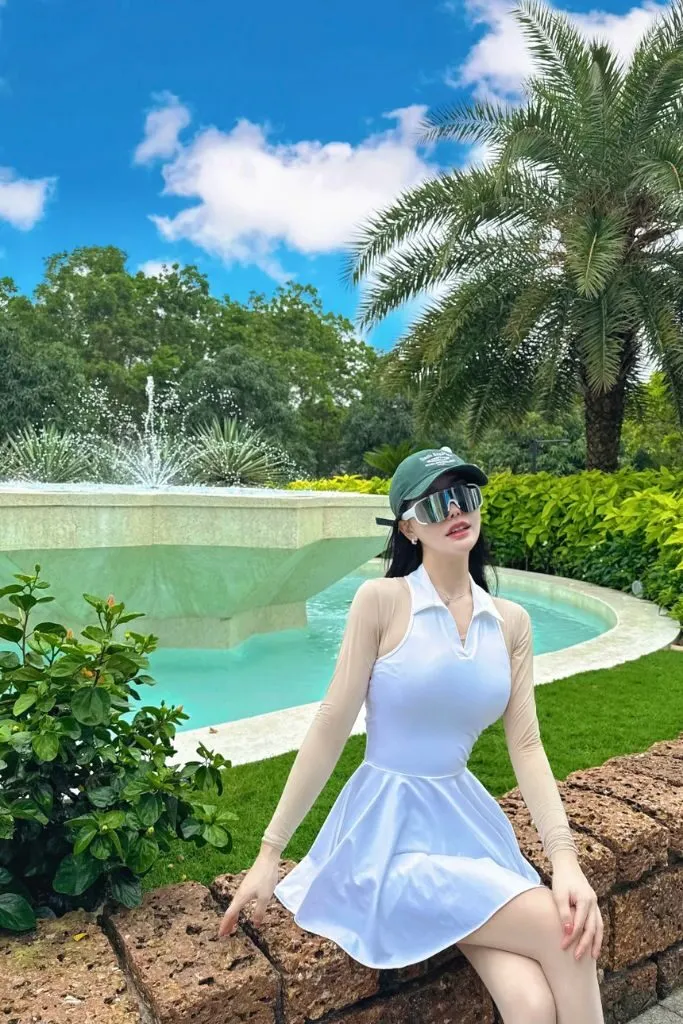 Ảnh gái xinh sở hữu thân hình quyến rũ bên cạnh hồ bơi
