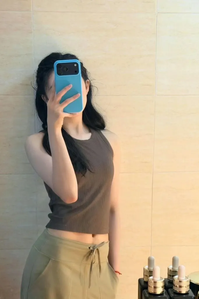Ảnh gái xinh che mặt bằng điện thoại