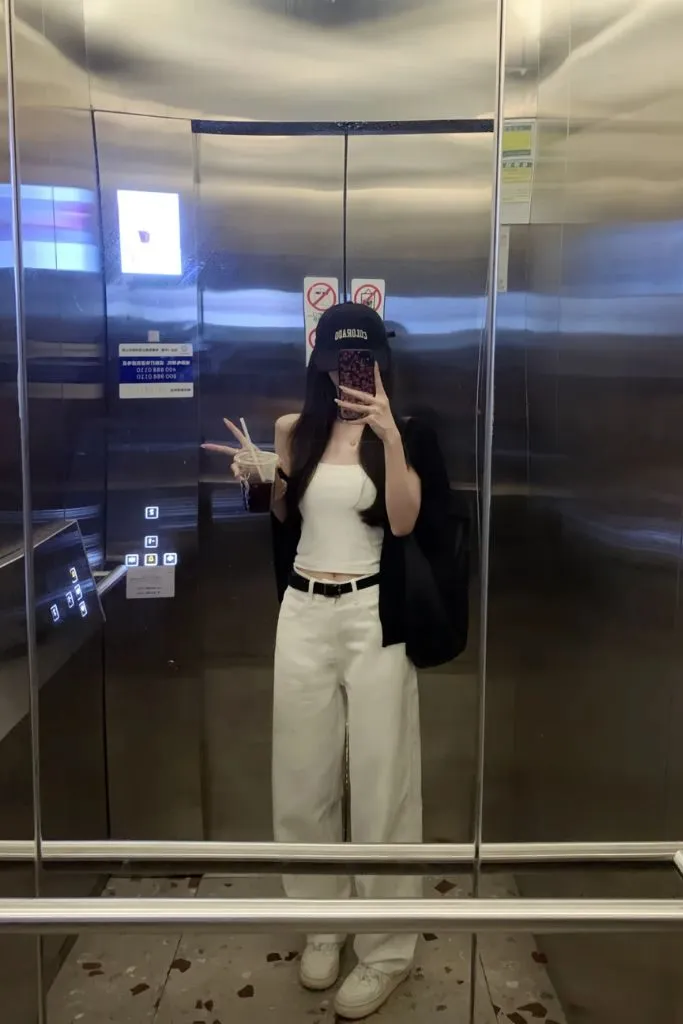 Ảnh gái xinh che mặt trong thang máy