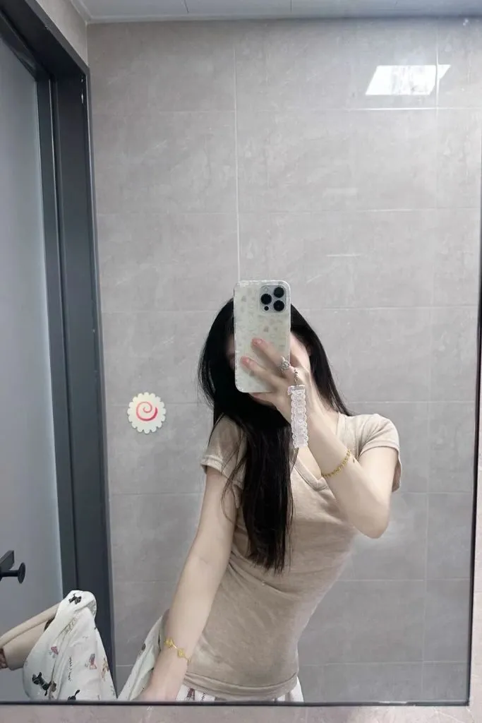 Ảnh gái xinh che mặt gợi cảm trước gương