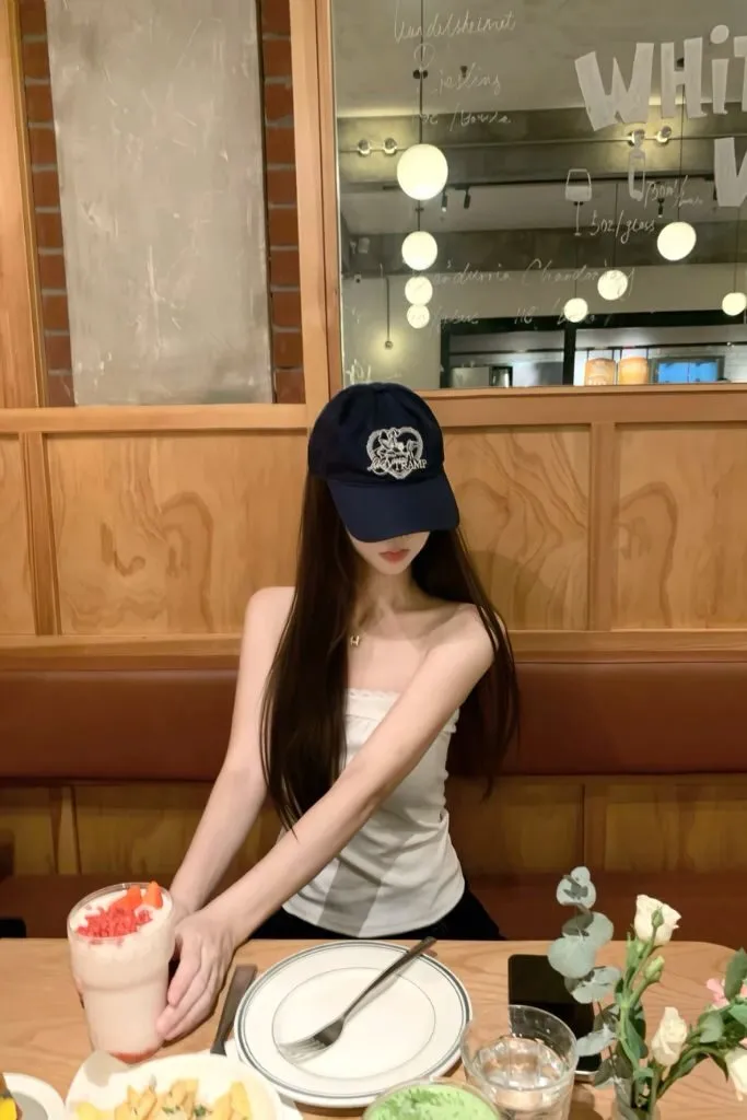 Ảnh gái xinh che mặt một cách tự nhiên