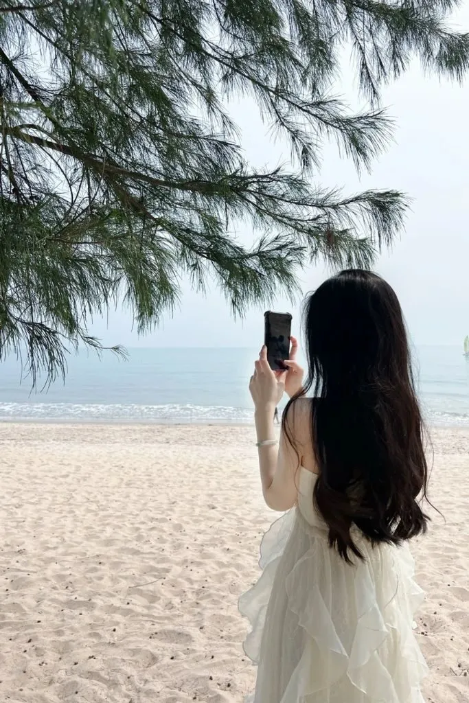 Ảnh gái xinh che mặt bên bờ biển