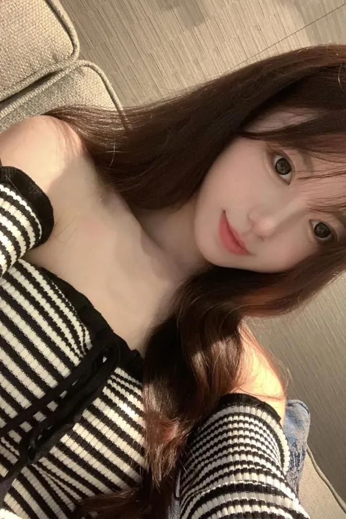 Gái xinh cute có khuôn mặt xinh đẹp, diện váy trễ vai