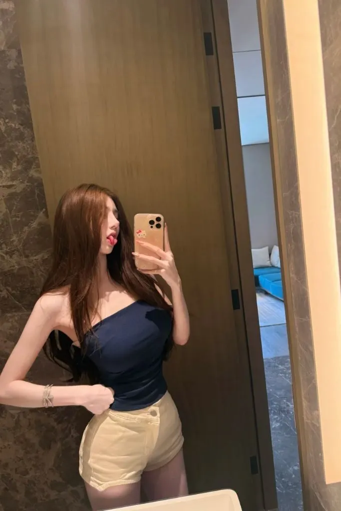 Gái xinh khoe vú gợi cảm trước gương