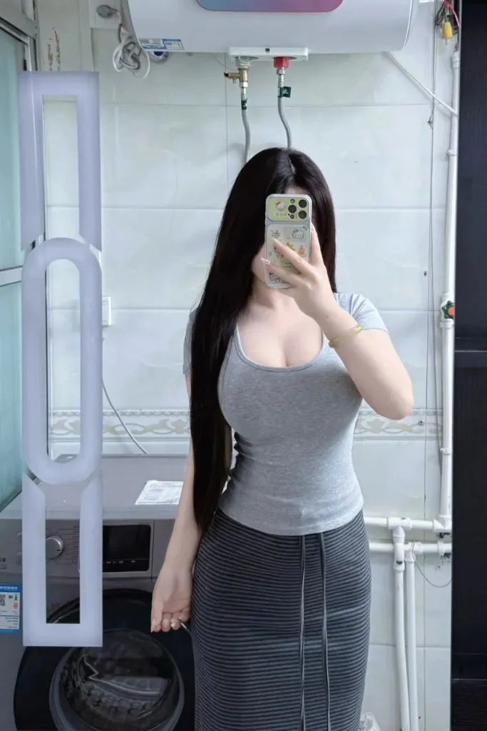 Ảnh gái xinh vú to trong outfit nhẹ nhàng