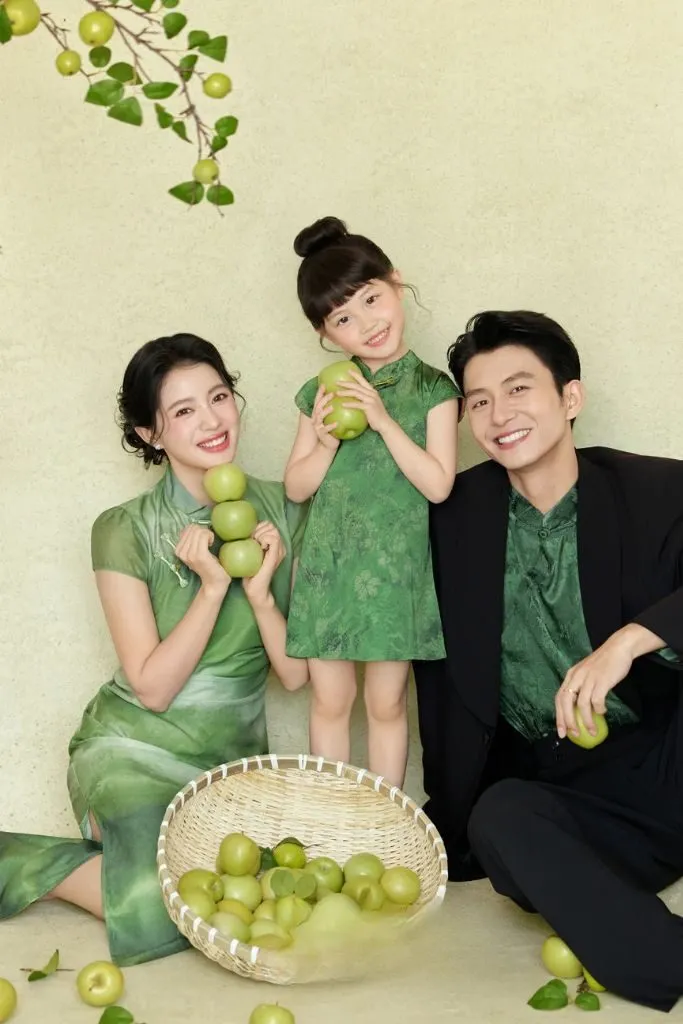Cả gia đình tươi cười cùng outfit xanh hy vọng