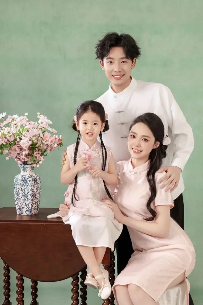 Gia đình nhỏ tạo dáng bên chiếc bàn tròn