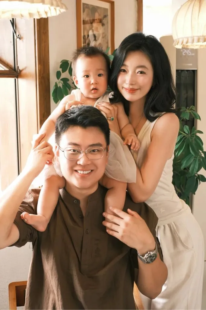 Ảnh gia đình nhỏ lưu lại khoảnh khắc dễ thương
