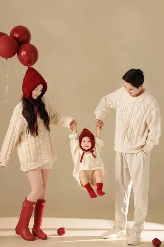 Gia đình dễ thương chụp hình thu đông