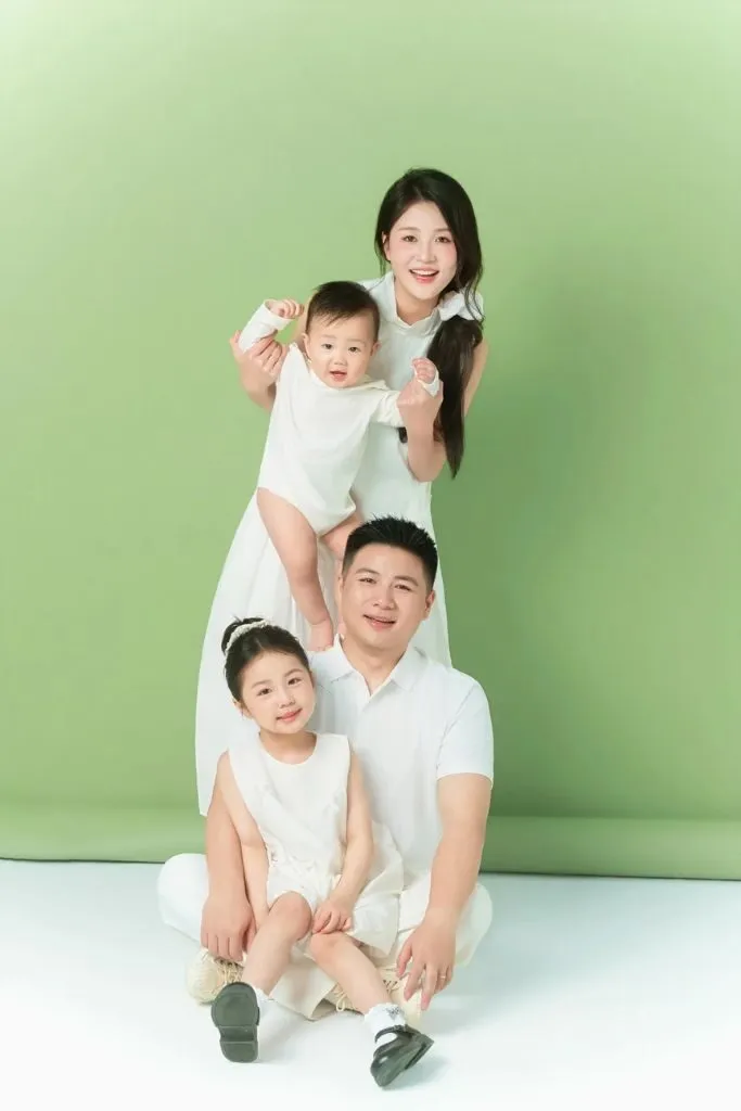 Ảnh gia đình vui vẻ tạo kiểu