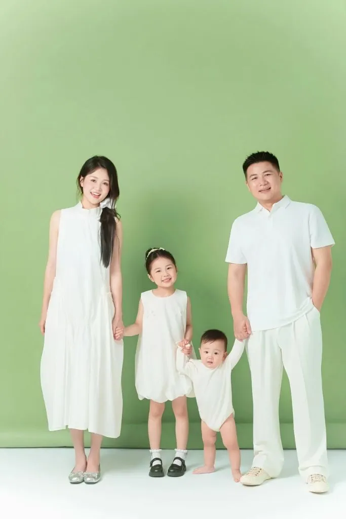 Ảnh cả gia đình mang tông màu trắng xanh