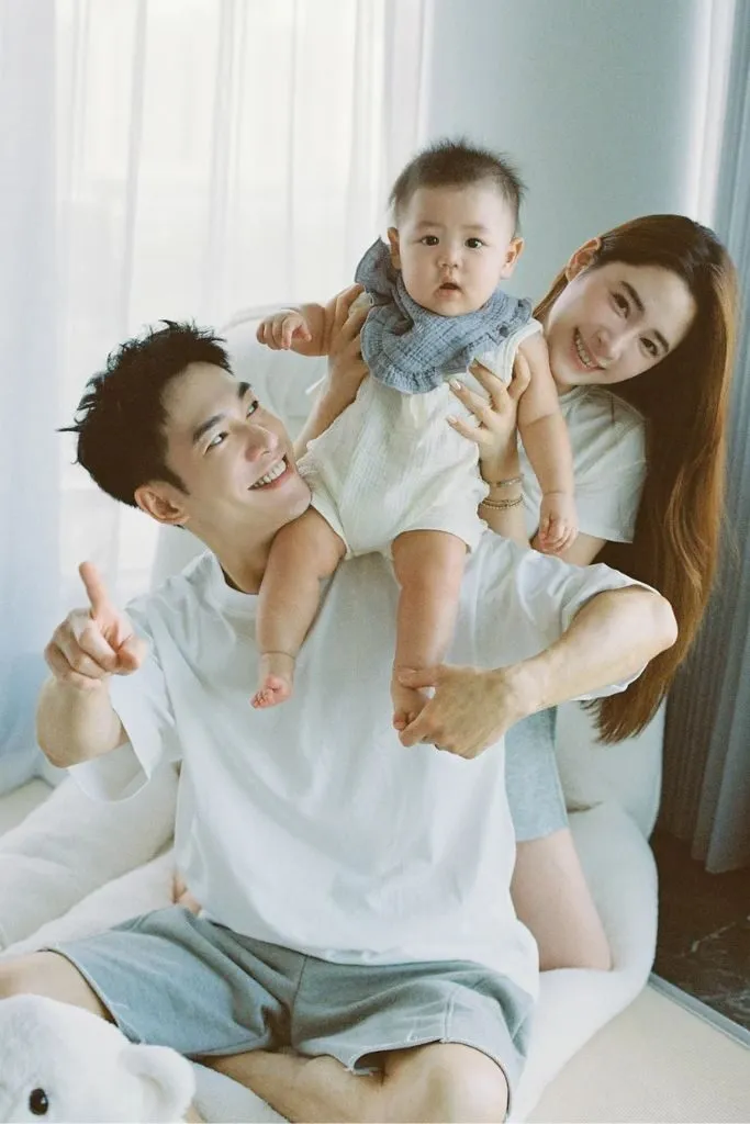 Ảnh gia đình tạo dáng xinh xắn và biểu cảm ngạc nhiên của em bé