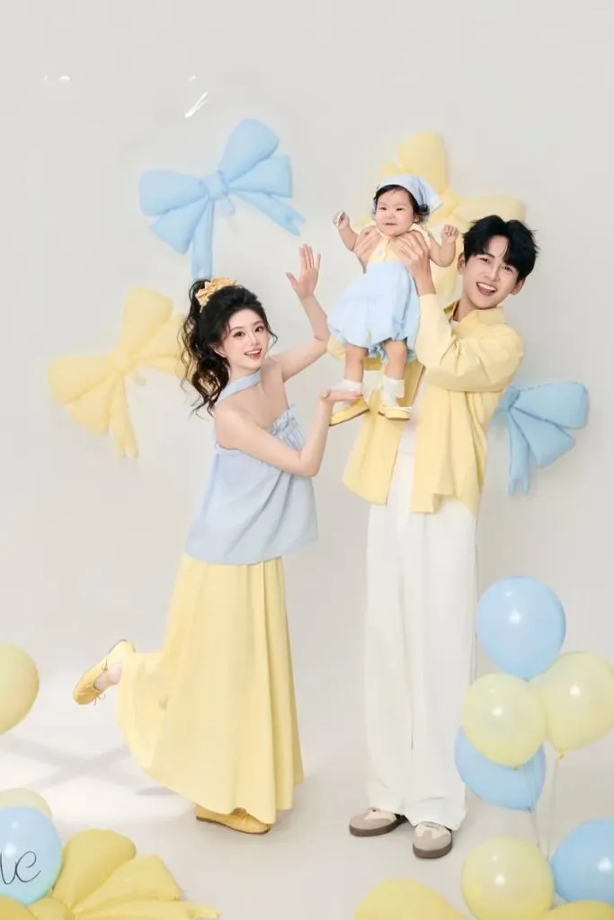 Ảnh gia đình mừng em bé đầy tháng