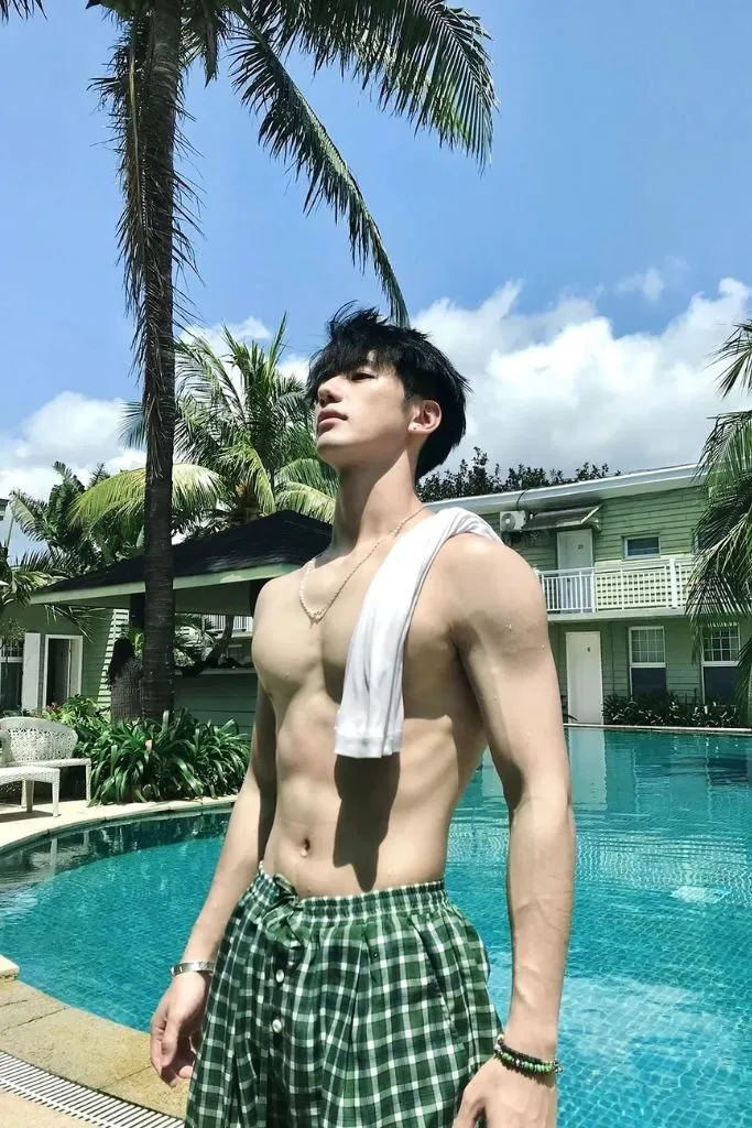Trai đẹp trẻ trung thần thái bên hồ bơi