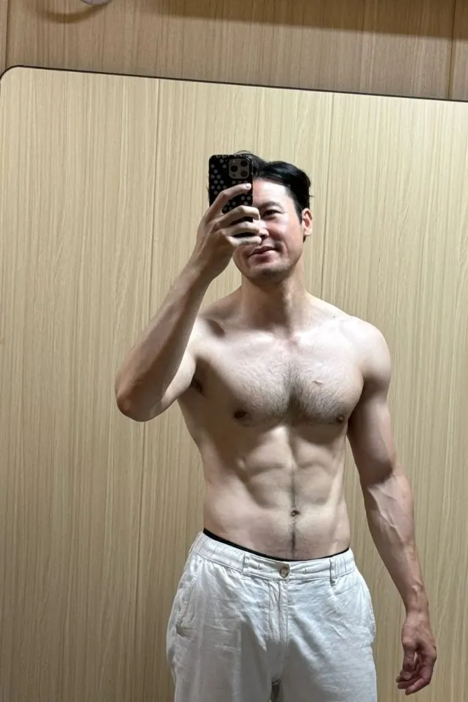 Trai đẹp khoe body cuồn cuộn cơ bắp