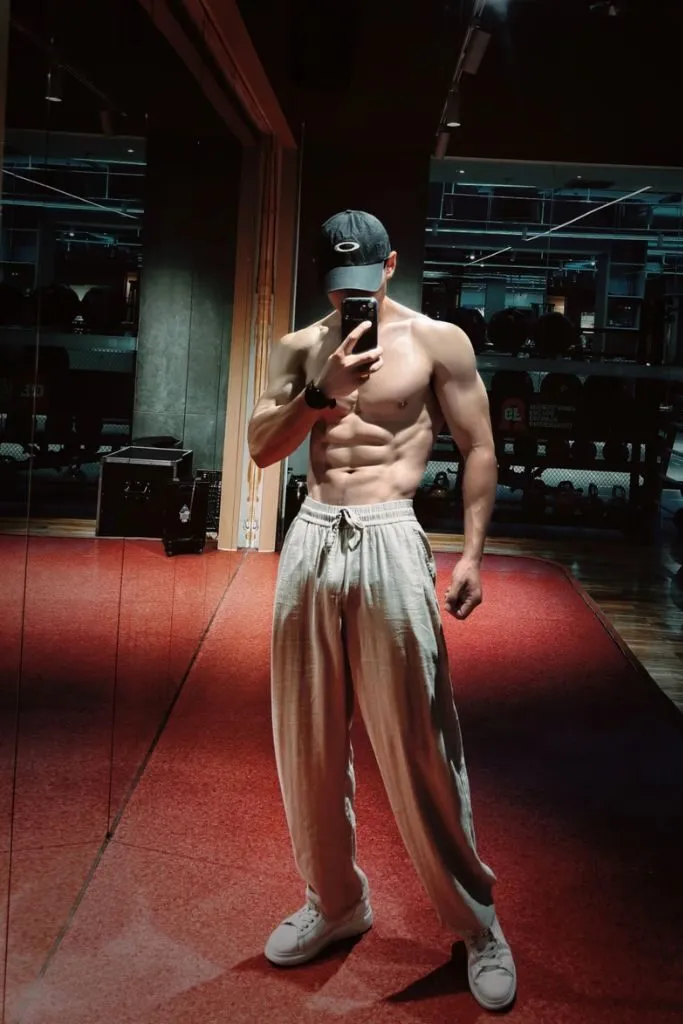 Ảnh trai đẹp khoe body trong phòng tập