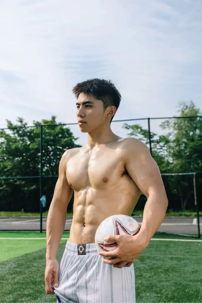 Ảnh trai đẹp khoe body trên sân bóng