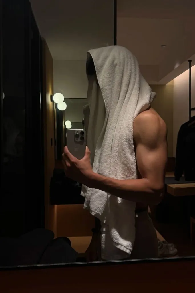 Trai đẹp che mặt khoe body khi vừa tắm xong