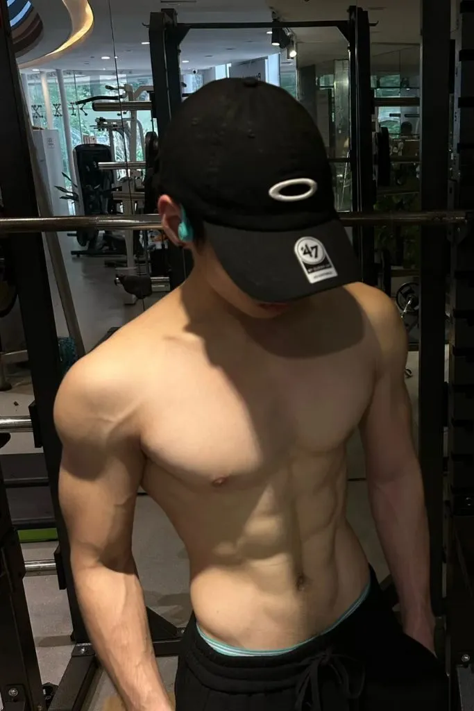 Ảnh trai đẹp che mặt khoe body cực cuốn