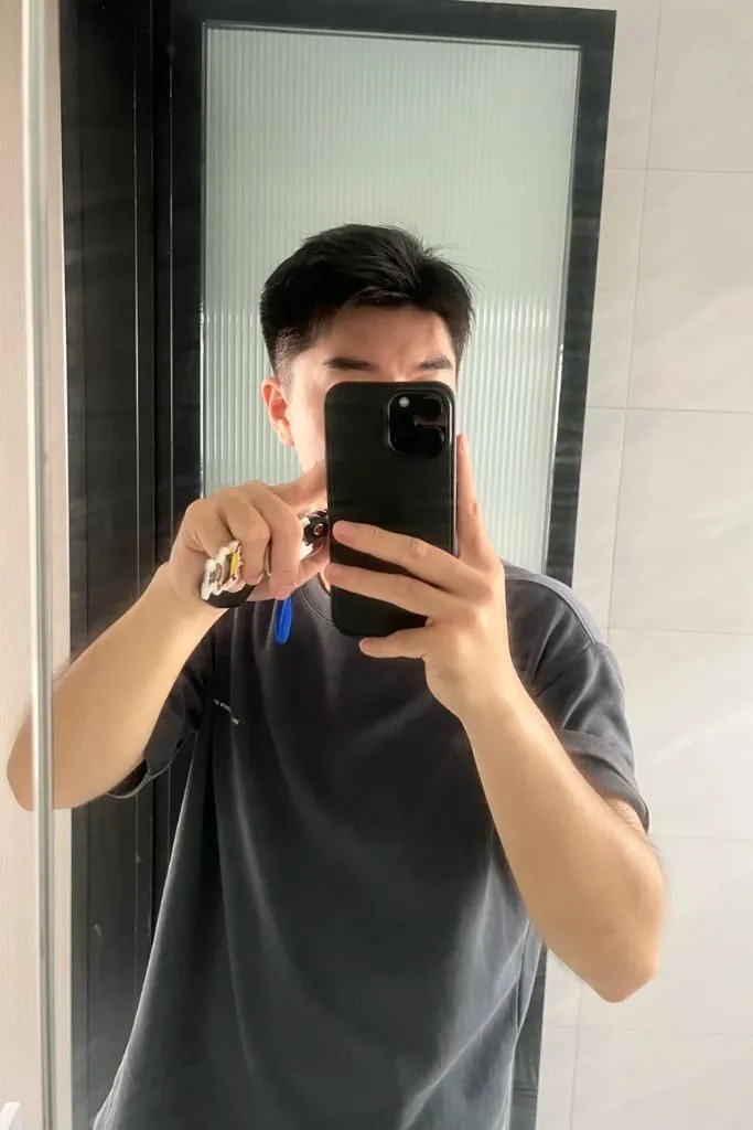 Ảnh trai đẹp che mặt bằng điện thoại