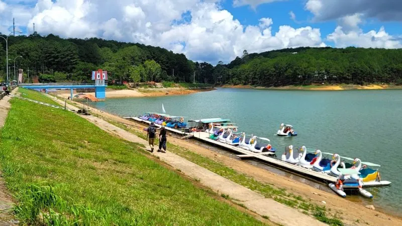 Hồ Tuyền Lâm sở hữu mặt hồ rộng, rừng thông và không gian yên tĩnh
