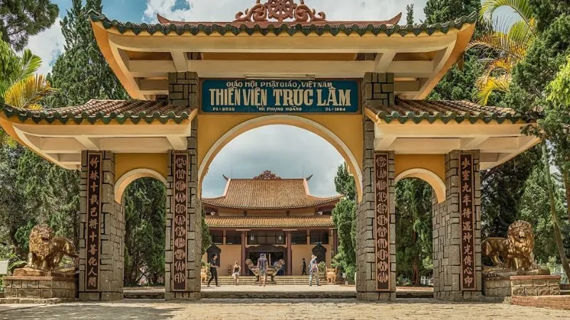Thiền Viện Trúc Lâm có không gian thanh tịnh, nhiều cây xanh và kiến trúc hài hòa