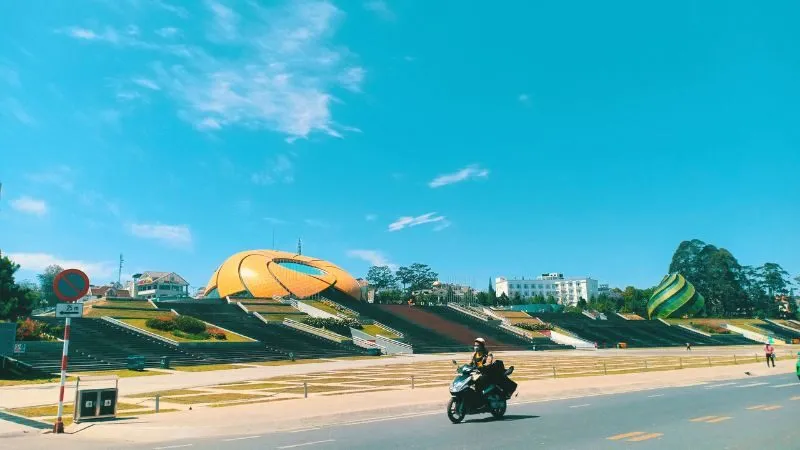 Quảng trường Lâm Viên là một trong những biểu tượng quen thuộc của Đà Lạt