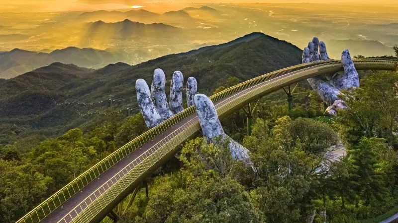 Bà Nà Hills nằm trên khu vực núi cao, nổi bật với khí hậu mát mẻ, cảnh quan núi rừng