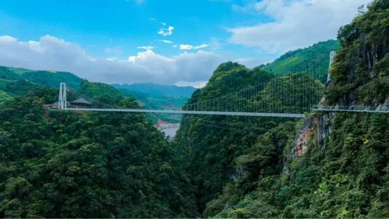 Cầu kính Bạch Long mang đến trải nghiệm hiện đại giữa khung cảnh núi rừng Mộc Châu