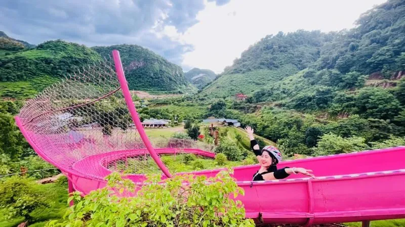 Happy Land Mộc Châu là khu vui chơi và tham quan nổi bật với nhiều khu vực hoa