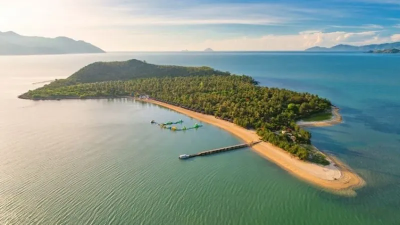Vịnh Ninh Vân mang vẻ đẹp yên bình với biển xanh, những dãy núi và các mỏm đá tự nhiên bao quanh