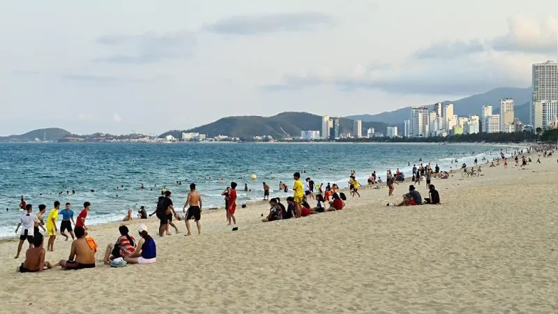 Bãi biển Nha Trang trải dài dọc khu vực trung tâm thành phố, nổi bật với bờ cát rộng và mặt biển xanh