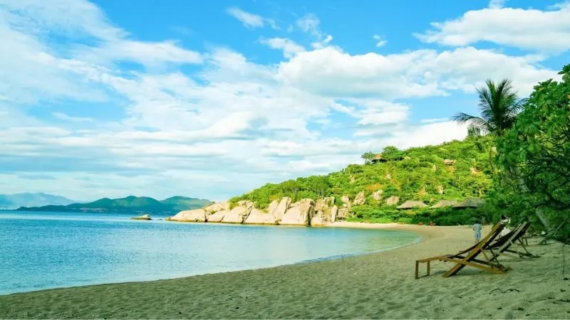 Đảo Khỉ nằm trong khu vực vịnh Nha Phu, nổi bật với cảnh quan xanh mát