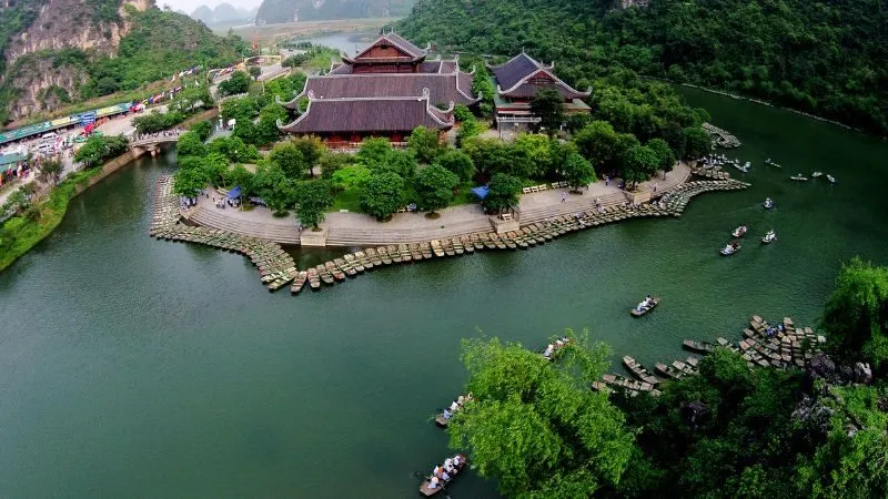 Tràng An là một trong những biểu tượng nổi bật của du lịch Ninh Bình