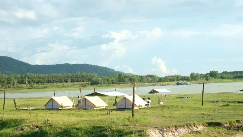 Các bãi đất thoáng ven hồ là lựa chọn phổ biến cho những nhóm bạn muốn dựng lều ngay gần mặt nước